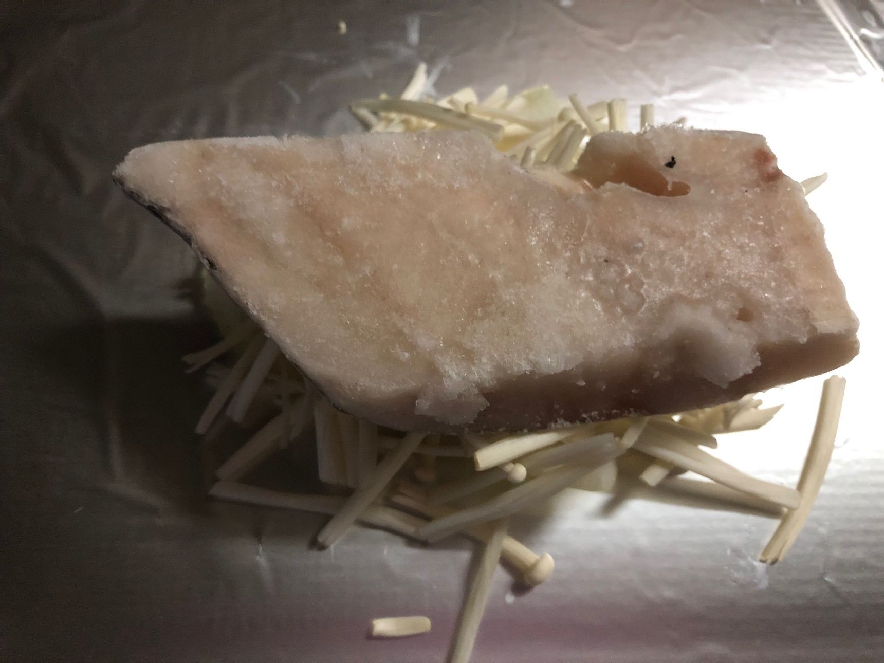 鱈は半解凍し、アルミホイルの上に玉ねぎ、えのきをそれぞれほぐして乗せます