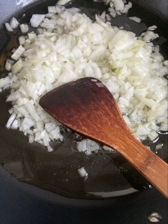 オリーブオイルで玉ねぎのみじん切りを炒めます♪
