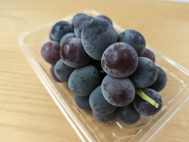 ブドウの皮がペロンとむける!裏ワザを試したら、圧倒的に時短だった!