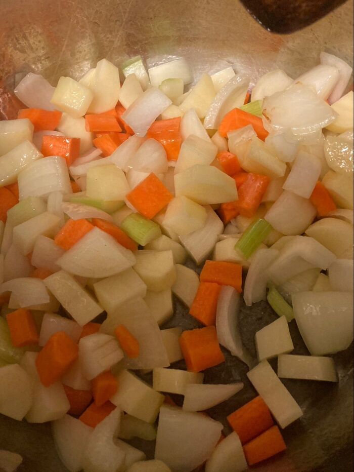 細かく切った野菜をオリーブオイルで炒めます♪