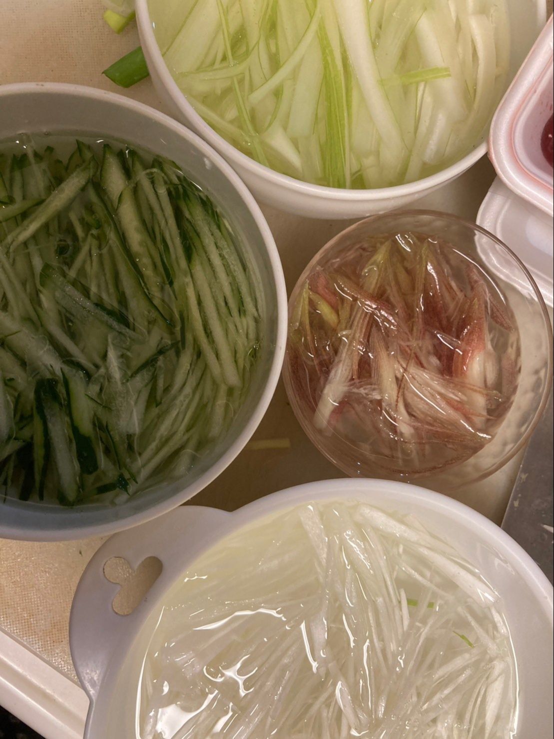 野菜を千切りにして短時間水にさらします♪