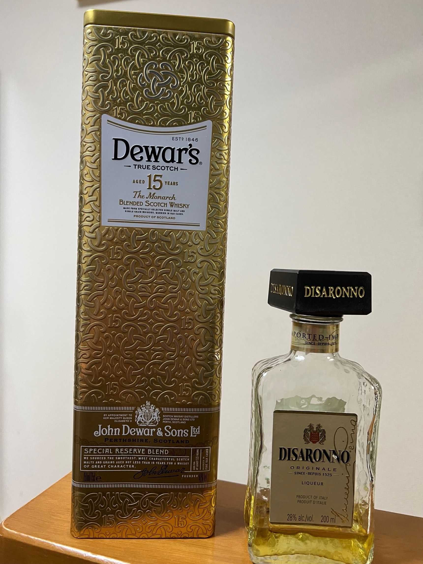 棚からお酒をだします。