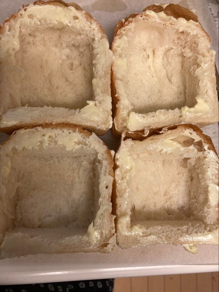 食パンはくり抜いたら周りにバターを塗ってトースターでカリッと焼きます♪