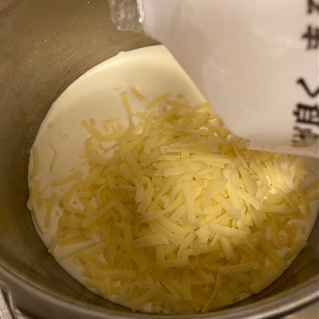 生クリームに溶けるチーズをドバっと入れて温めます♪