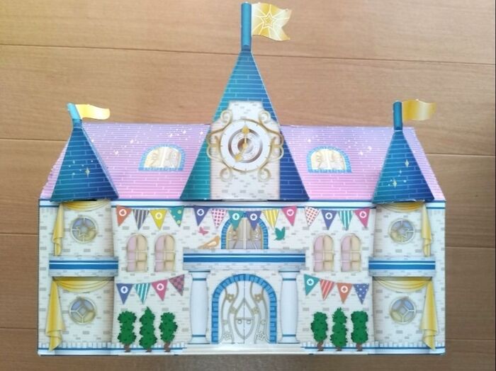 お菓子の箱を折ると、可愛いお城が完成！！