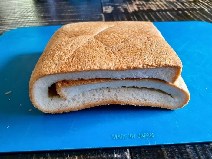 1、食パンの耳を切る→正方形の食パンの耳の4辺に水溶き小麦粉を付け、細長く切った食パンの耳を付ける。