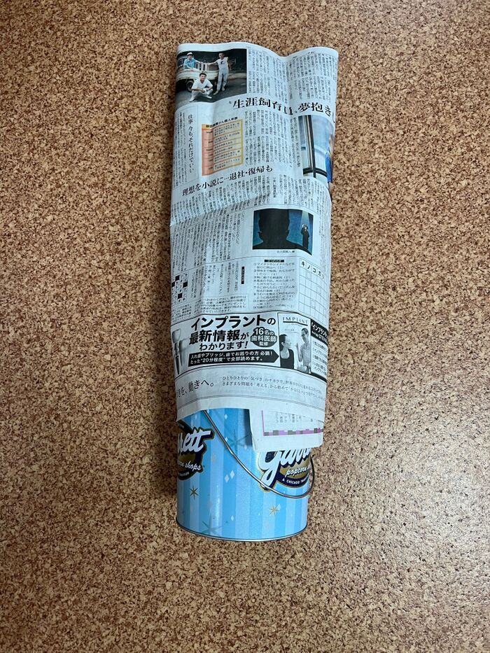 缶に新聞紙を巻きます。
