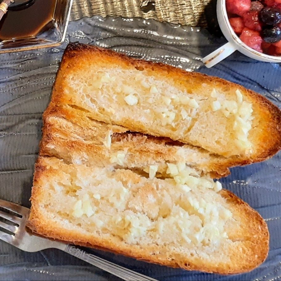 3、フランスパンを切り、みじん切りにんにくとバターをのせ、トースターで焼く→焼きたてを盛り付ける。