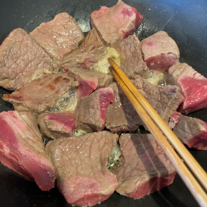 切った牛もも肉を炒めます