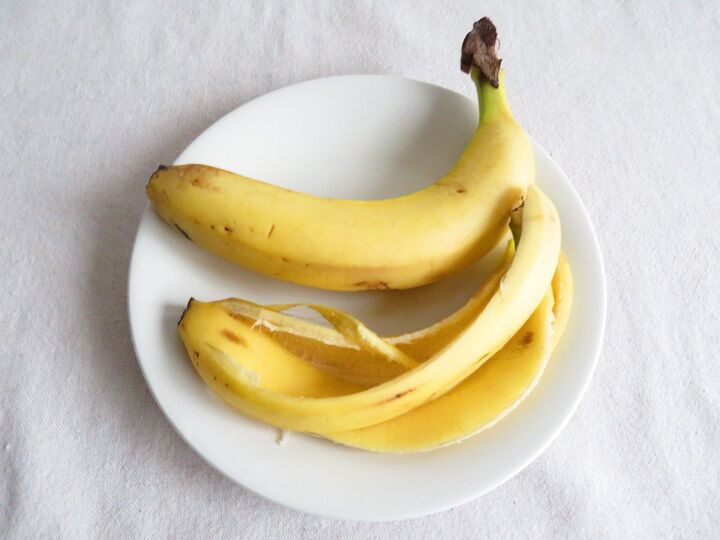 バナナの皮は捨てちゃダメ！意外すぎる使い方で家中で大活躍するんです！