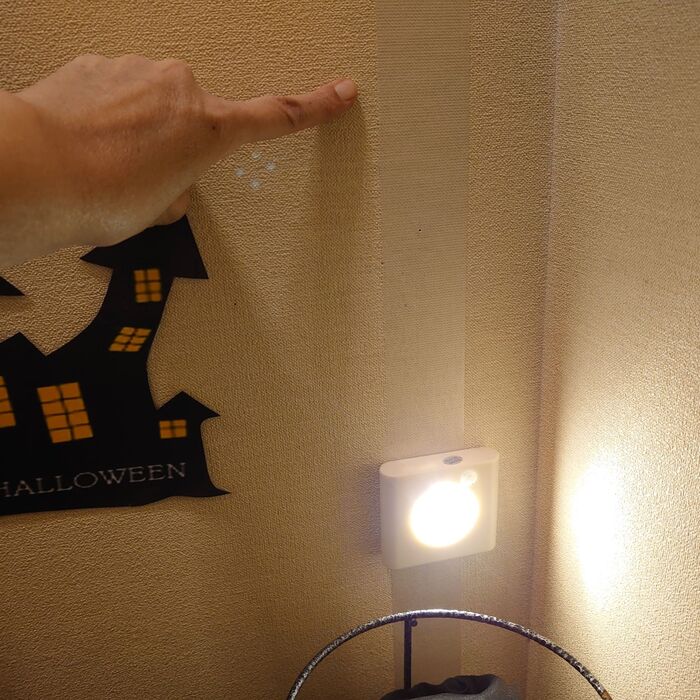 トイレを開けた時にライトが付く様に貼り付け