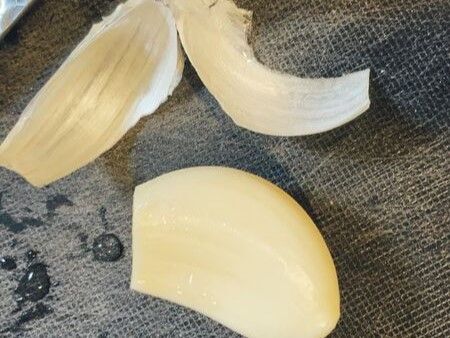 ニンニクの皮、あるモノを使えば一発でした！台所にある"秘密兵器”とは？