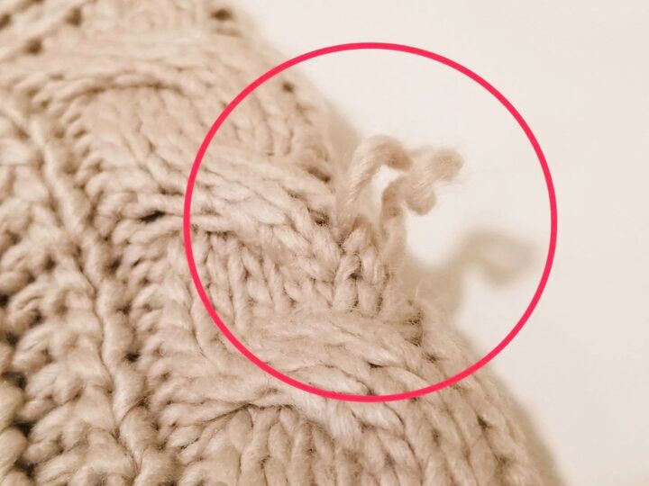 ほつれたニット、切っちゃダメ!自宅で簡単に直せます♪