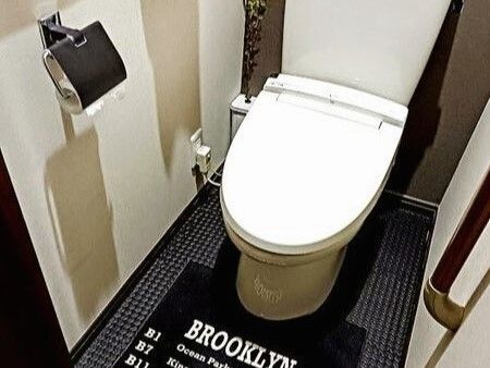 【100均DIY】トイレの床をたった440円でイメチェン！寒さ対策にもなるんです♪
