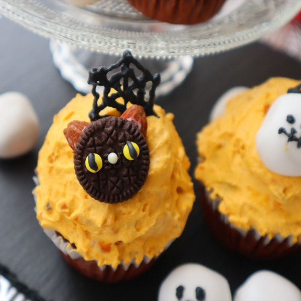 オレオビッツで黒猫ちゃんデコ☆南瓜クリームのハロウィンカップケーキ 