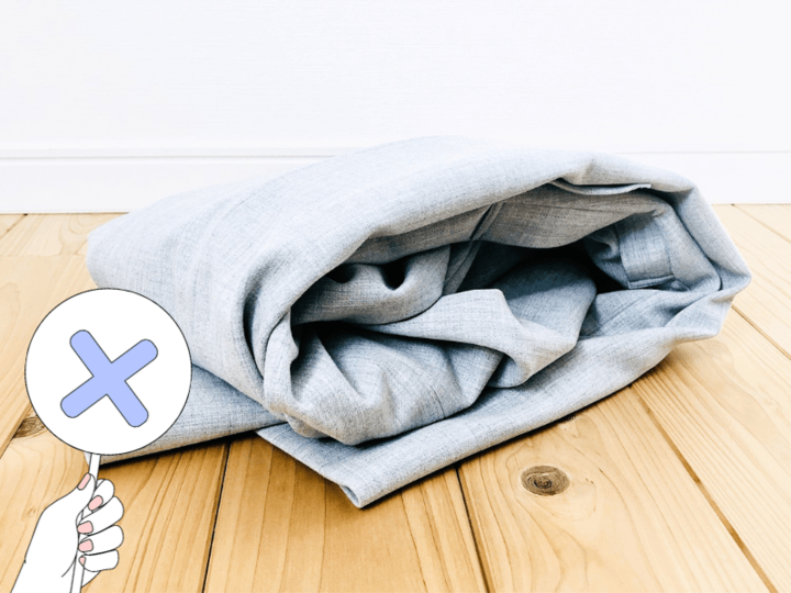 外出先でのコートのたたみ方。裏返すのがマナー、持ち方にも注目!