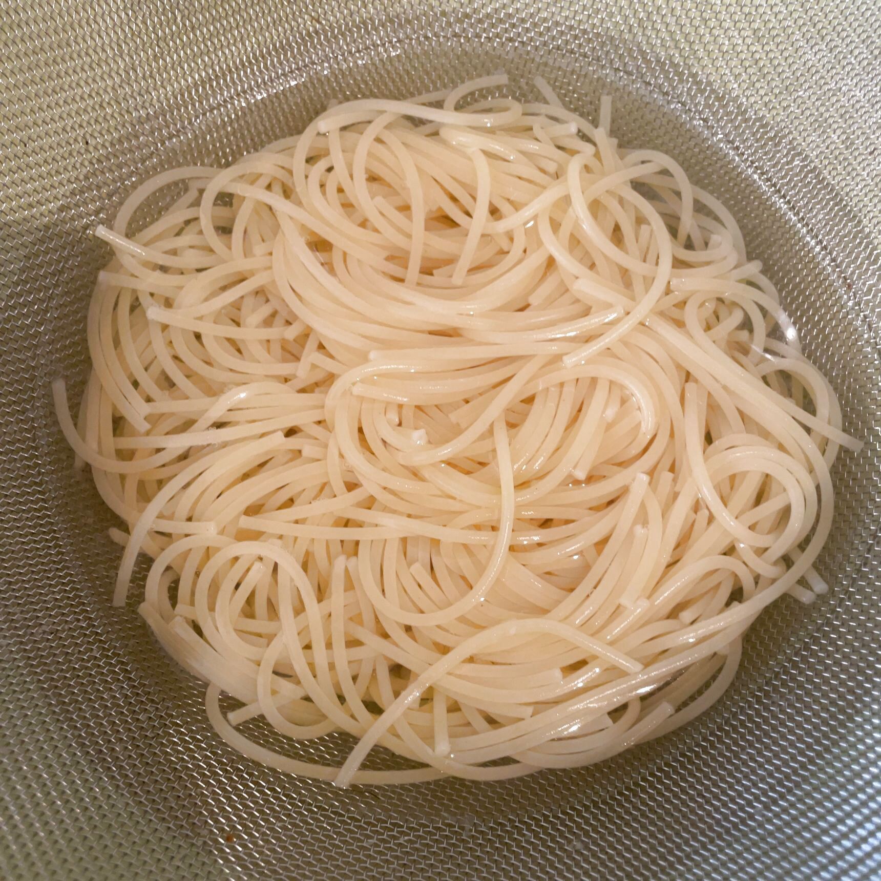 パスタを茹で、氷水で冷やします