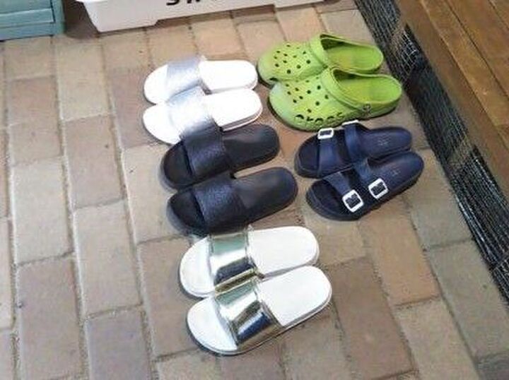 ちょい履きサンダルの収納に、まさかの〈100均アイテム〉が大活躍!すっきり&おしゃれも叶います♡