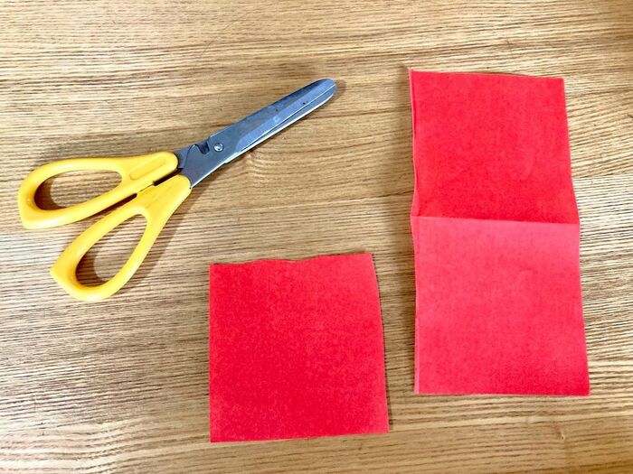 折り紙とはさみを準備します