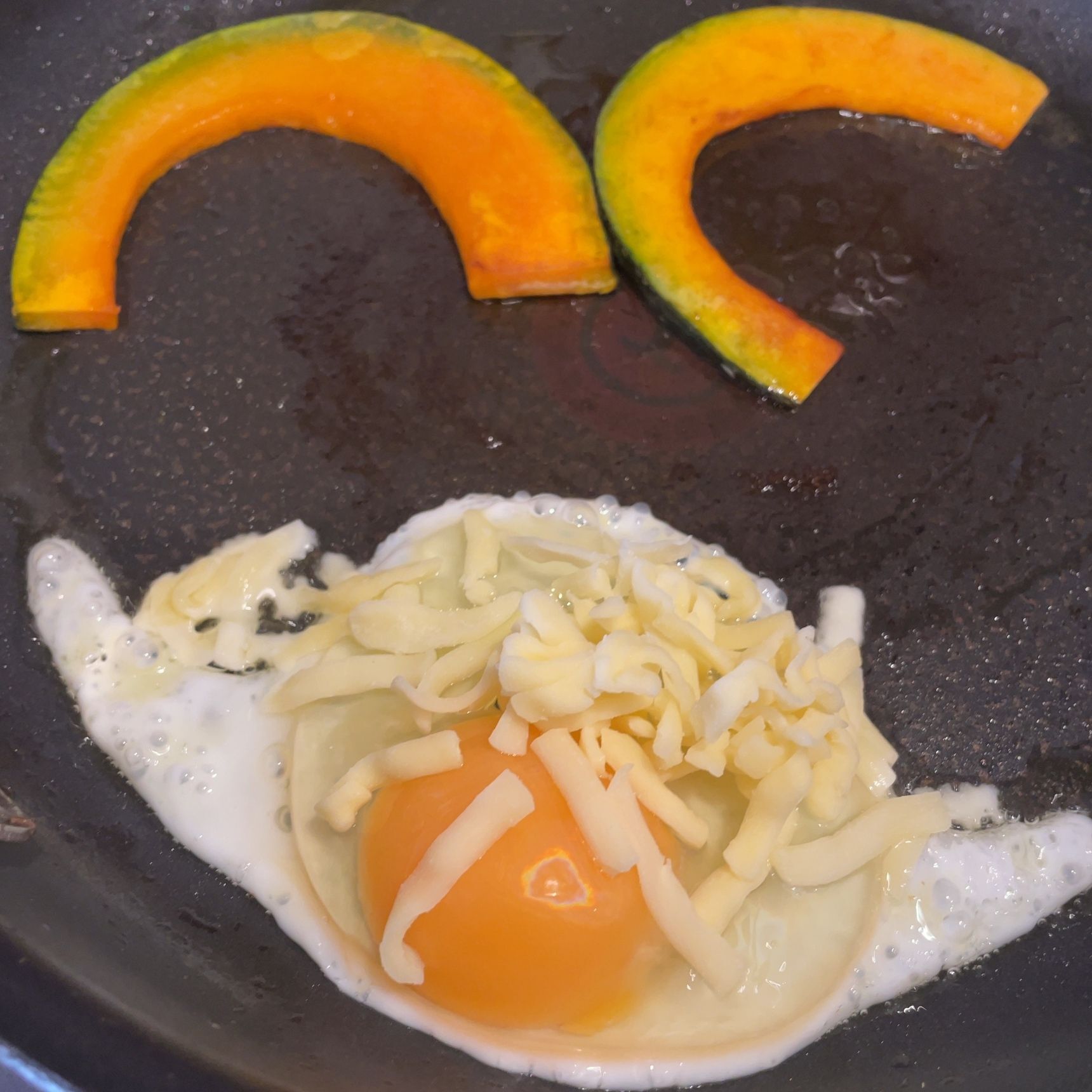 かぼちゃと、目玉焼きを焼きます