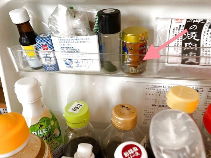冷蔵庫内でよく倒れがちな小瓶調味料の収納場所におススメ