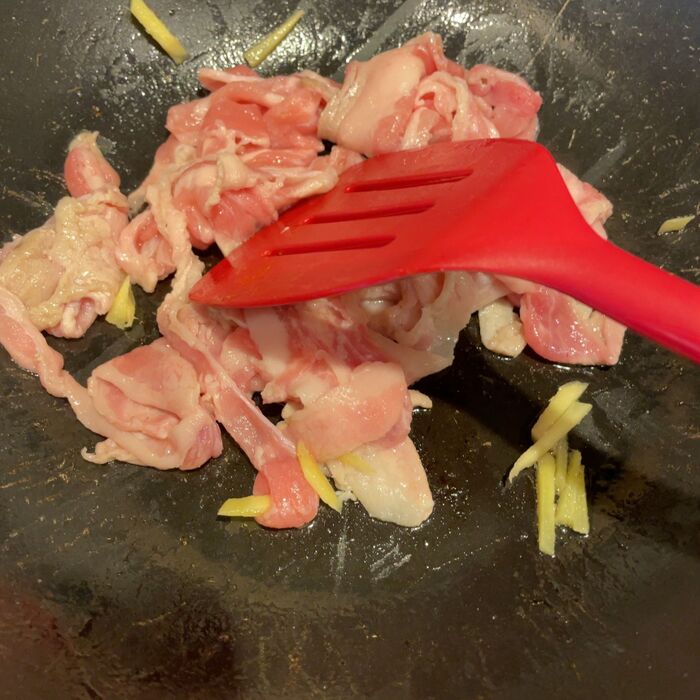 生姜と豚バラ肉薄切りを炒めます②