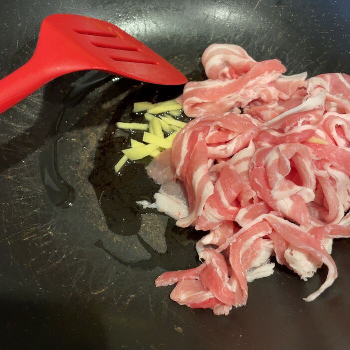 生姜と豚バラ肉薄切りを炒めます①