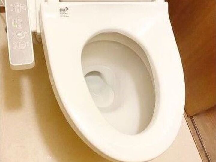 トイレの便器のフチ裏は「5分放置で」流すだけ!ガビガビ汚れにサヨナラ♪