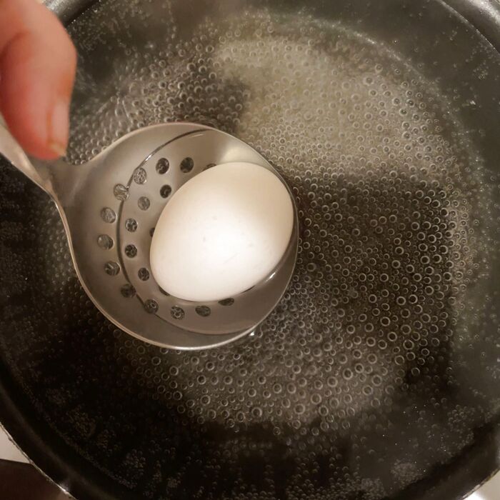 卵を茹でます