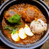 タジン鍋で熱々絶品煮込みハンバーグ！とろけるクリームチーズ添え。