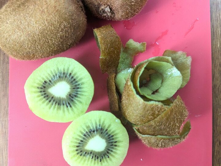 キウイの皮、見た目から想像できないけど実は…!?今まで捨てていたことを後悔する意外な使い道