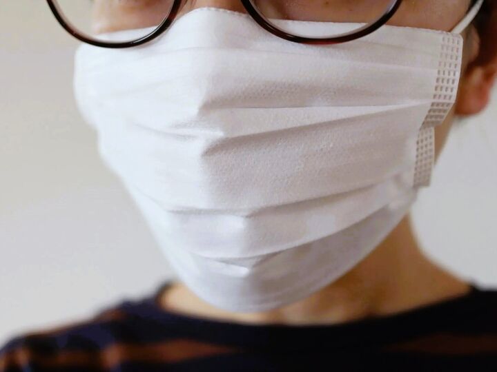 メガネさん必見!「マスクでメガネが曇る」問題をソッコーで解決する2つの方法