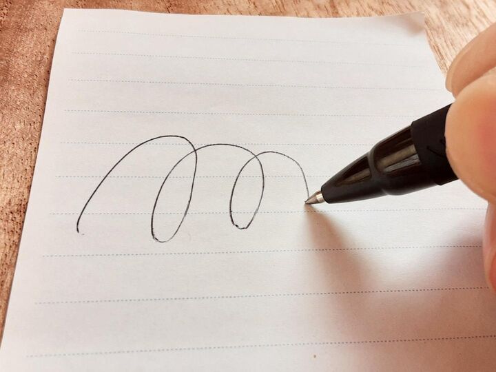 書けなくなったボールペンを一瞬で復活させる方法。「これは便利!!」「すぐやるわ」