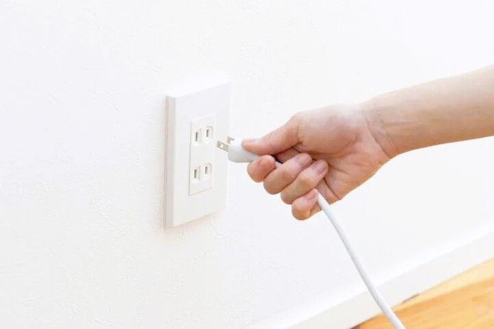 まさかのロボット掃除機が火災の原因に!?知らないと危ない電源コードの使い方