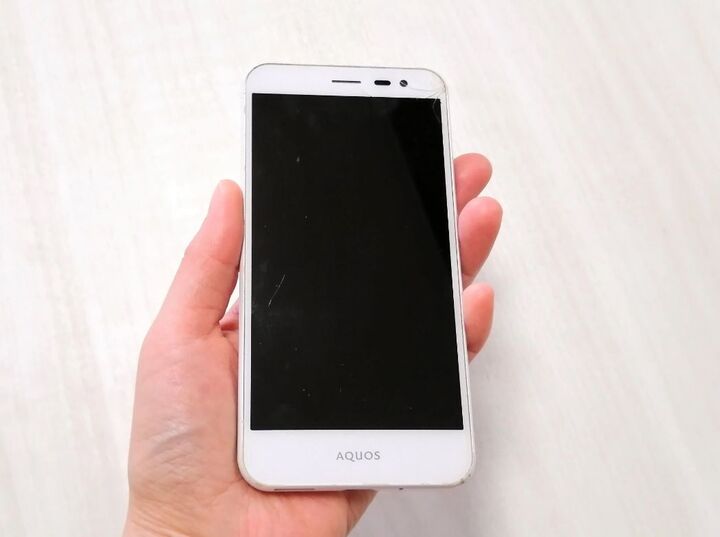 実はティッシュもNG?!意外と知らないスマホの正しい掃除方法