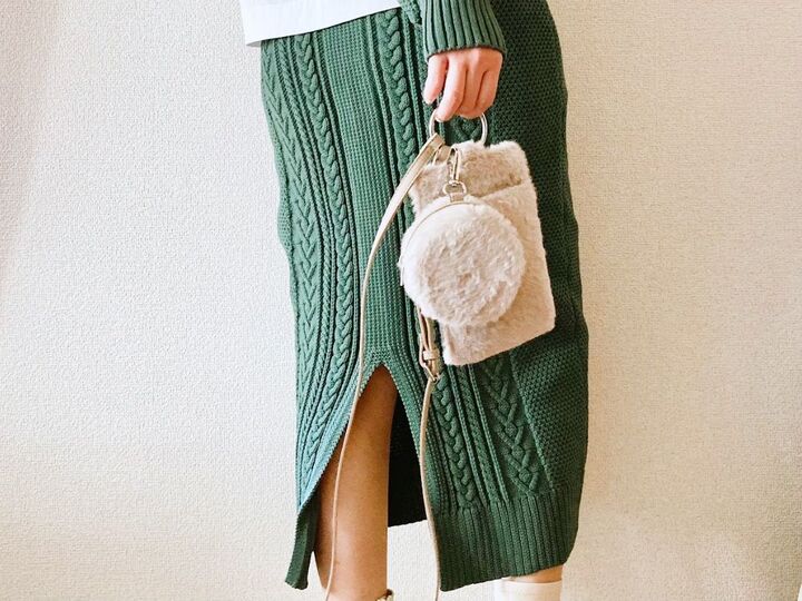 【GU】もはや「隠れ名品」では!?アクセ感覚で持ち歩ける〈冬バッグ〉。可愛いがすぎる…!