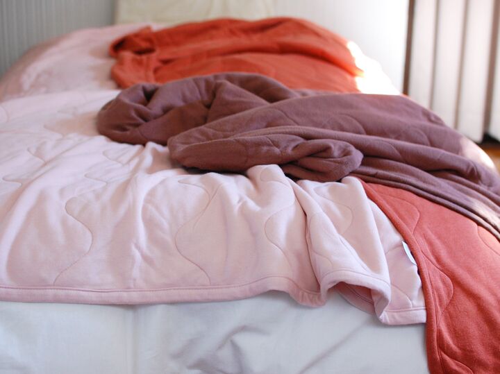 布団と毛布の順番を逆にするだけ!断然暖かい素材別の布団のかけ方を解説【冷え対策】