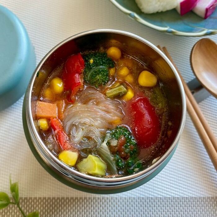 お弁当にも！スープジャーで仕上げる野菜たっぷりトマトみそスープ春雨