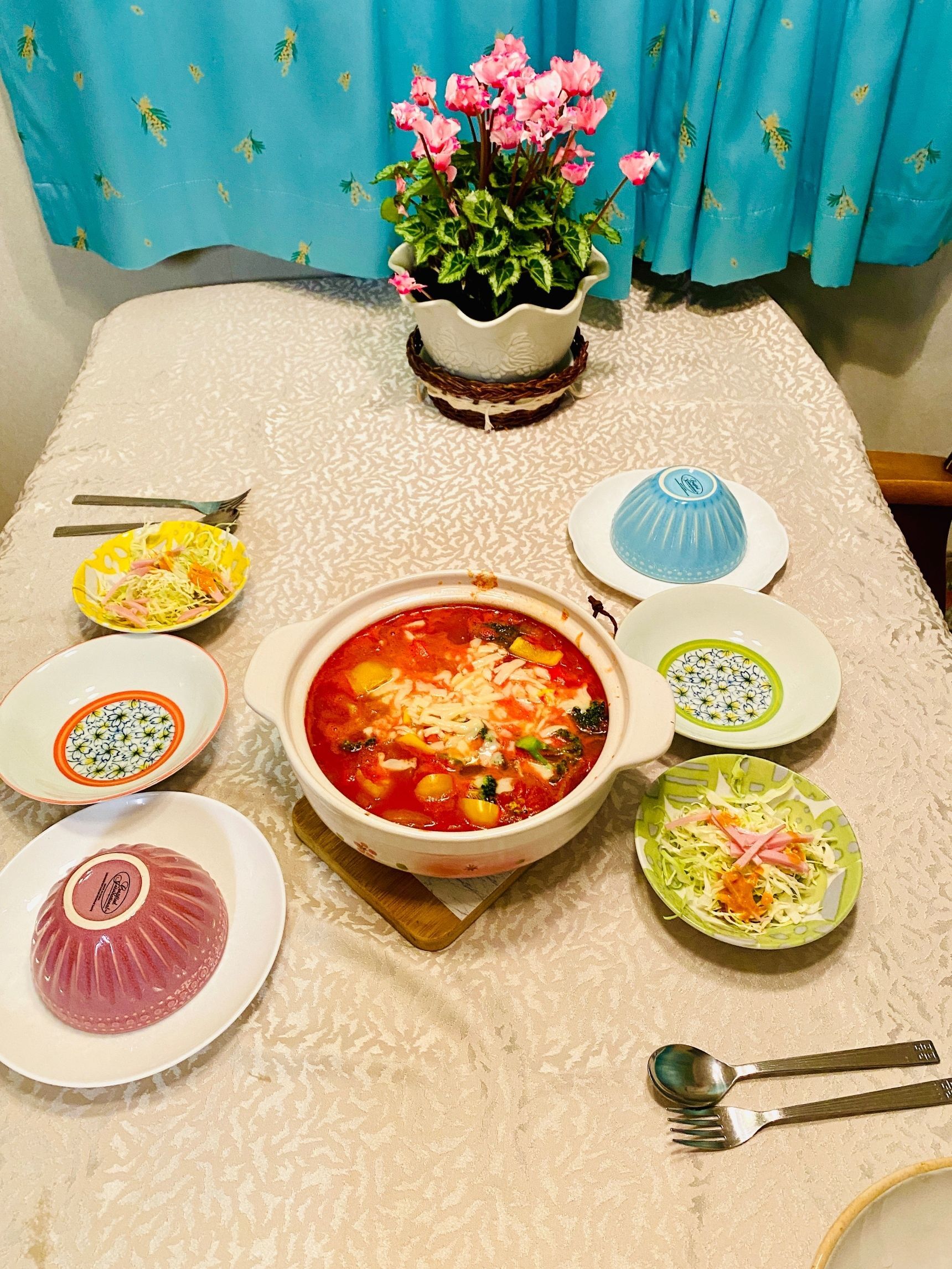 チキンとカラフル野菜のとろ〜りチーズのトマト鍋