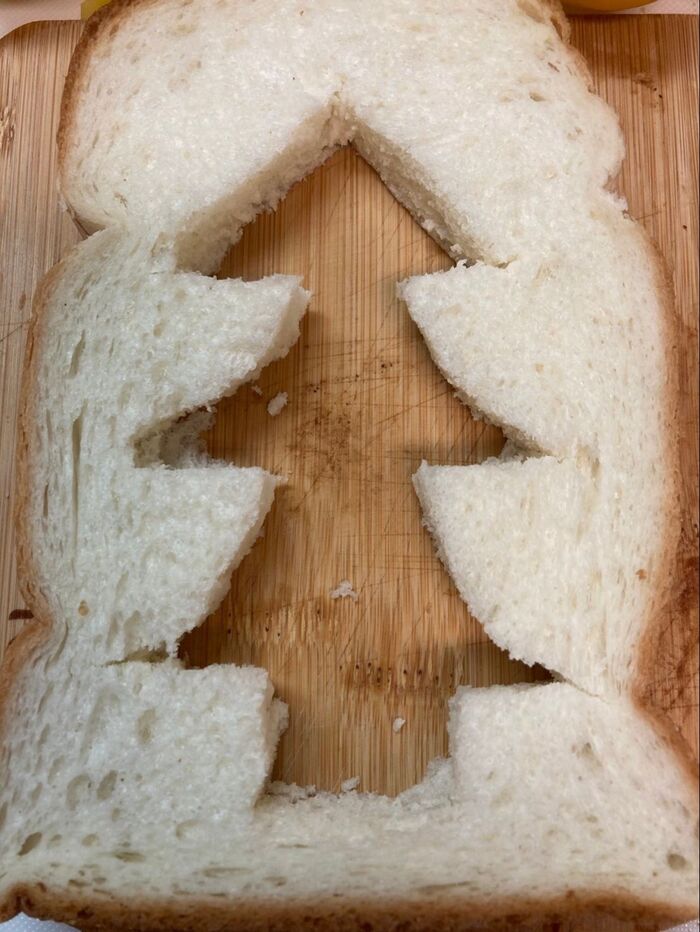 もう一枚のパンは上から順番に三角をくり抜いていきます