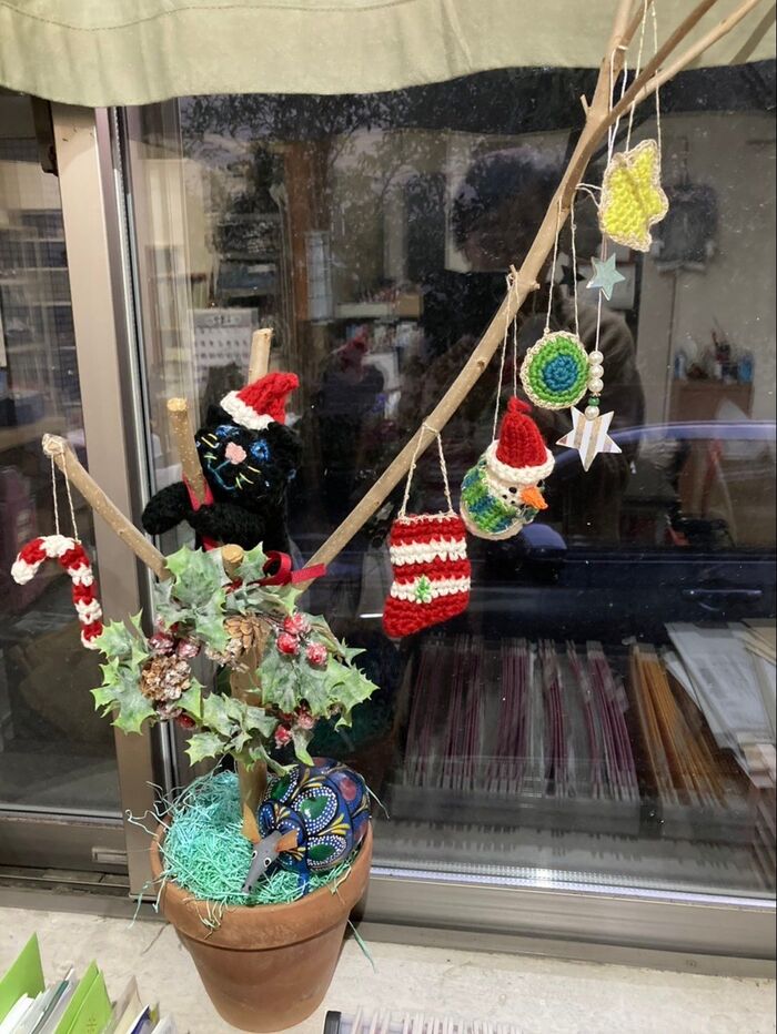 植木鉢と木の枝で窓辺のクリスマスを楽しんでいます♪