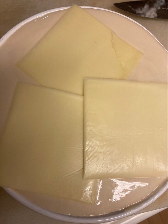 最後はホワイトソースをかけて溶けるチーズを乗せてオーブンで焼きます♪