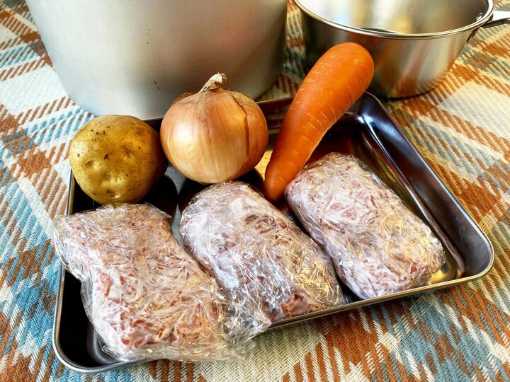 冷凍肉をレンジを使わずに早く上手に解凍する裏ワザ☆使うのは意外な調理器具です