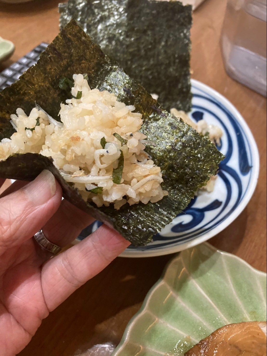 絶対にやって欲しいコト！手巻き寿司みたいに海苔で巻いて食べたら最高です♪