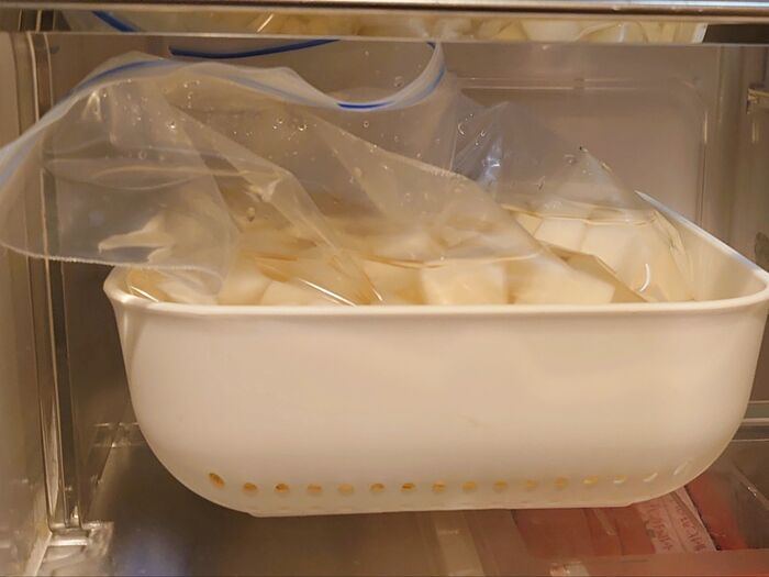 保存袋のまま冷蔵庫に置くと、グニャっとなっちゃうから、容器に入れて保存