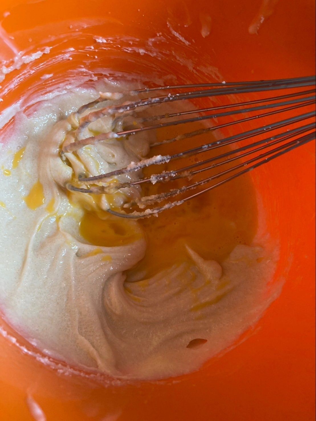 バターと砂糖を滑らかに混ぜたらバニラオイルと溶き卵を加えます♪