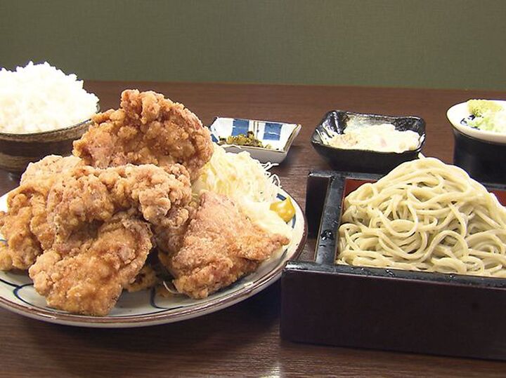 【オモウマい店】おそばより大きい、セットのオモウマいからあげがここに!持ち帰りたくてもパックに入りません(笑)