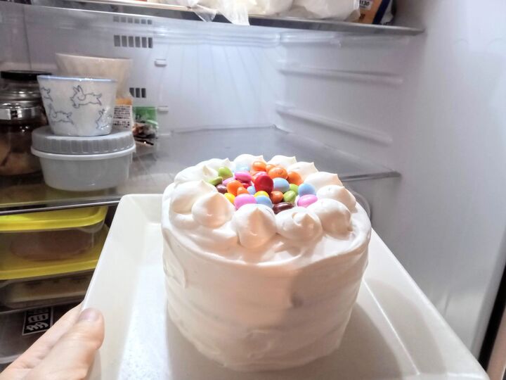 「考えた人、天才!」「見た目ウケる(笑)」箱がないケーキにラップするときに生クリームがつかない裏ワザがすごい!!