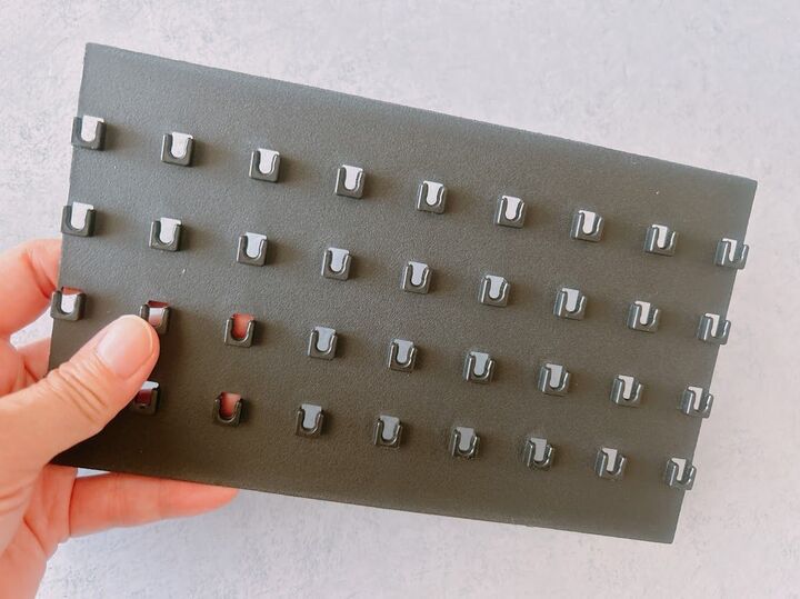 【セリア】モタモタ解消!年末年始の車移動がちょこっと快適になる「穴だらけの板」の正体は?