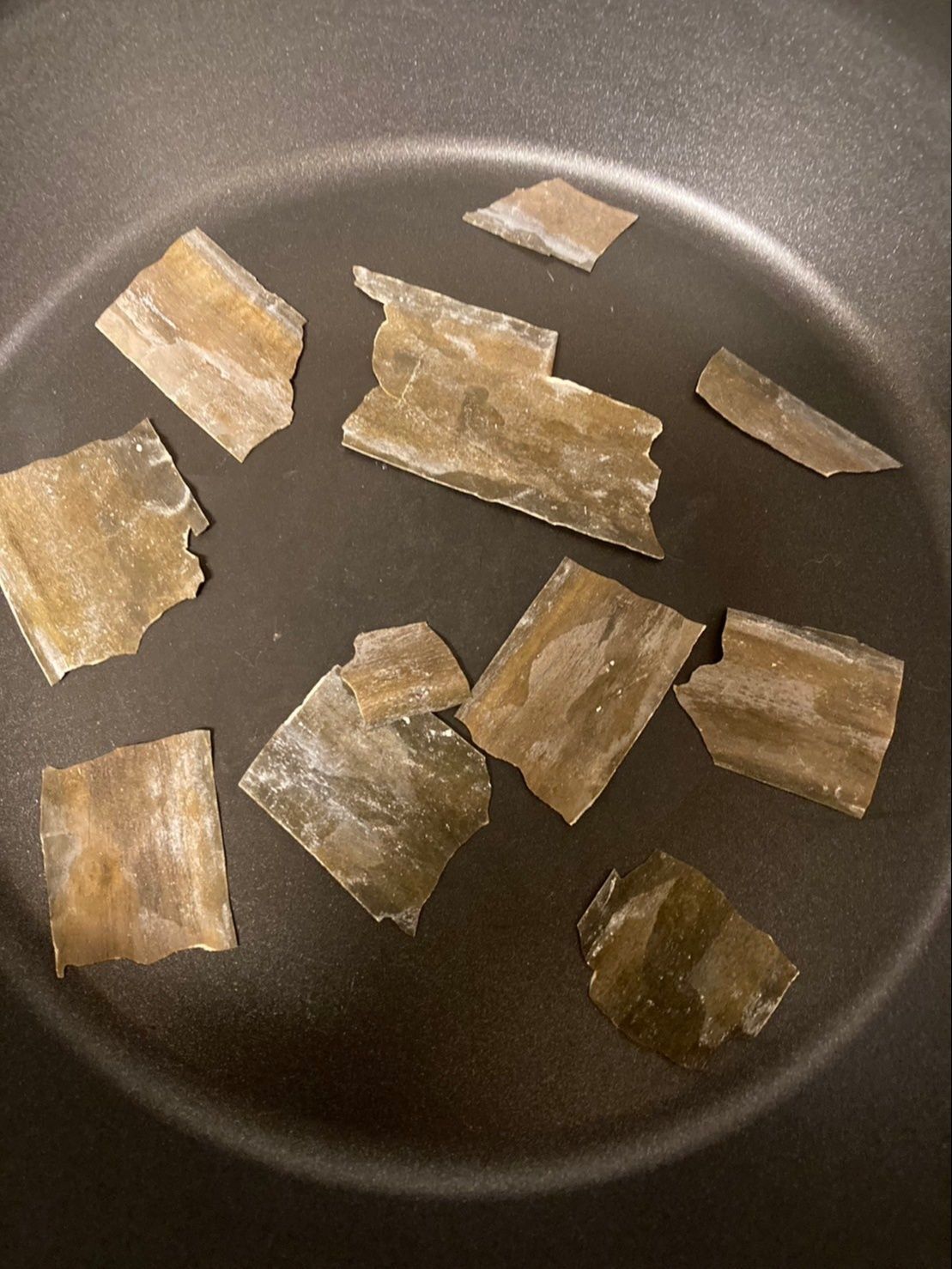 土鍋に板昆布を割って入れます